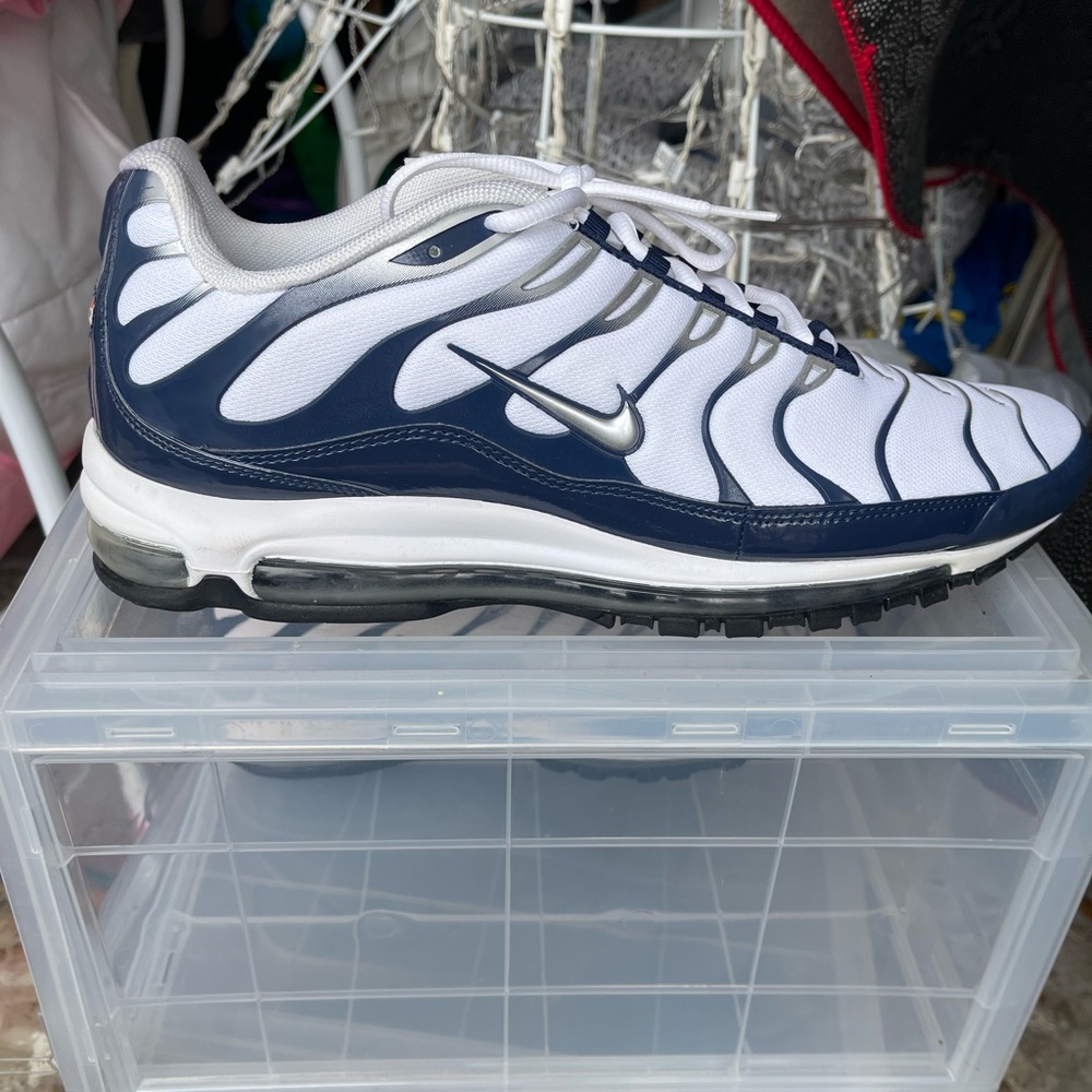 Nike White and Navy Wave-Patterned Air Max Style Trainer